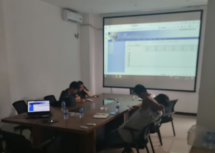 公墓園區(qū)的工作人員，正在手機(jī)上使用公墓管理軟件